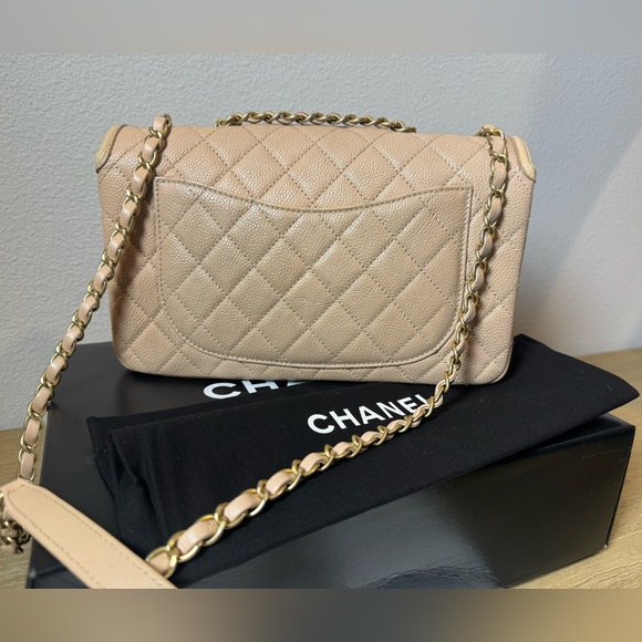 CHANEL Caviar Quilted Medium CC Filigree Flap - Picture 5 of 7